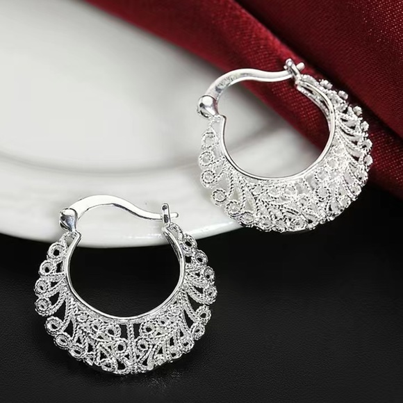 Bohemian Vintage Hollow Flower Vine Hoop Earrings - Picture 3 of 4